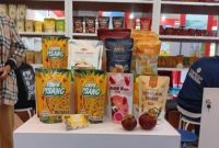 Marketing Director PT Makbul Abadi Semestar, Sri Wulan (kanan), menunjukkan produk buah kering UMKM binaan LPEI di Trade Expo Indonesia (TEI) ke-40, ICE BSD, Tangerang, Minggu (19/10/2025).