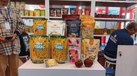 Marketing Director PT Makbul Abadi Semestar, Sri Wulan (kanan), menunjukkan produk buah kering UMKM binaan LPEI di Trade Expo Indonesia (TEI) ke-40, ICE BSD, Tangerang, Minggu (19/10/2025).