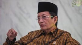 Menag RI Prof. Dr. KH. Nasaruddin Umar, M.A., menerima anugerah kehormatan “Bapak Eco-Teologi Indonesia” dari Rektor UIN Maulana Malik Ibrahim Malang, Prof. Dr. Ilfi Nur Diana, M.Si., pada peringatan Hari Santri Nasional 2025 di Kampus UIN Malang, Rabu (22/10/2025).