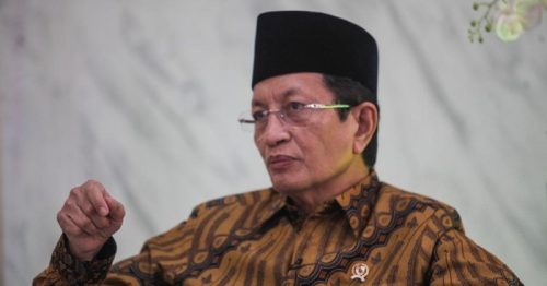 Menag RI Prof. Dr. KH. Nasaruddin Umar, M.A., menerima anugerah kehormatan “Bapak Eco-Teologi Indonesia” dari Rektor UIN Maulana Malik Ibrahim Malang, Prof. Dr. Ilfi Nur Diana, M.Si., pada peringatan Hari Santri Nasional 2025 di Kampus UIN Malang, Rabu (22/10/2025).