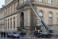 Petugas keamanan memeriksa area Museum Louvre di Paris setelah aksi perampokan empat menit yang dilakukan komplotan pencuri bersenjata.