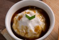 Bubur sumsum putih disiram gula merah, diletakkan di atas meja sarapan