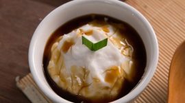 Bubur sumsum putih disiram gula merah, diletakkan di atas meja sarapan