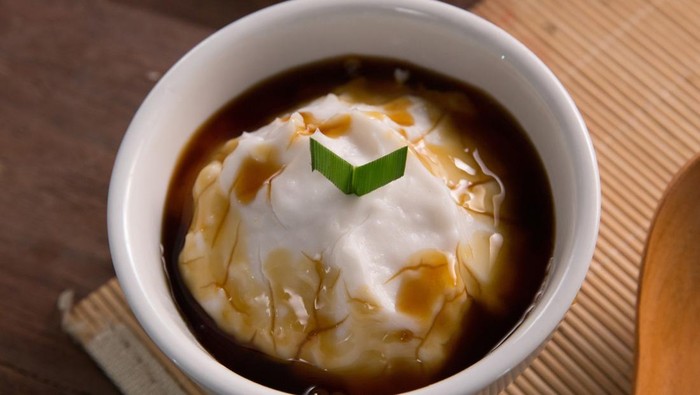 Bubur sumsum putih disiram gula merah, diletakkan di atas meja sarapan