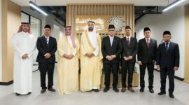 Menteri Haji dan Umrah RI Mochamad Irfan Yusuf bersama Menteri Haji dan Umrah Arab Saudi Tawfiq F. Al-Rabiah saat pertemuan resmi di Riyadh, Minggu (19/10/2025).