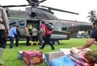 Petugas mengangkut berbagai bantuan logistik ke helikopter yang dikerahkan pemerintah untuk menjangkau wilayah terisolasi terdampak banjir-longsor di Sumatera. (Dok. Istimewa)