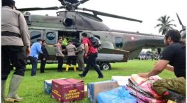 Petugas mengangkut berbagai bantuan logistik ke helikopter yang dikerahkan pemerintah untuk menjangkau wilayah terisolasi terdampak banjir-longsor di Sumatera. (Dok. Istimewa)