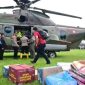 Petugas mengangkut berbagai bantuan logistik ke helikopter yang dikerahkan pemerintah untuk menjangkau wilayah terisolasi terdampak banjir-longsor di Sumatera. (Dok. Istimewa)