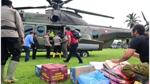 Petugas mengangkut berbagai bantuan logistik ke helikopter yang dikerahkan pemerintah untuk menjangkau wilayah terisolasi terdampak banjir-longsor di Sumatera. (Dok. Istimewa)