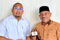 Ketua DPD Gerindra Sumbar, Andre Rosiade, menyerahkan Kartu Tanda Anggota (KTA) kepada Bupati Lima Puluh Kota, Safni Sikumbang, sebagai tanda resmi bergabung dengan Partai Gerindra, Senin (3/11/2025).