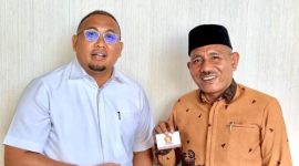 Ketua DPD Gerindra Sumbar, Andre Rosiade, menyerahkan Kartu Tanda Anggota (KTA) kepada Bupati Lima Puluh Kota, Safni Sikumbang, sebagai tanda resmi bergabung dengan Partai Gerindra, Senin (3/11/2025).