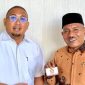 Ketua DPD Gerindra Sumbar, Andre Rosiade, menyerahkan Kartu Tanda Anggota (KTA) kepada Bupati Lima Puluh Kota, Safni Sikumbang, sebagai tanda resmi bergabung dengan Partai Gerindra, Senin (3/11/2025).