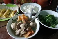 Warung Bakso Remaja Gading di Solo tampak sepi setelah muncul dugaan penggunaan bahan nonhalal. (Foto: Dok. detikJateng)