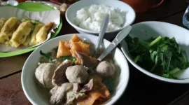 Warung Bakso Remaja Gading di Solo tampak sepi setelah muncul dugaan penggunaan bahan nonhalal. (Foto: Dok. detikJateng)