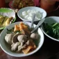 Warung Bakso Remaja Gading di Solo tampak sepi setelah muncul dugaan penggunaan bahan nonhalal. (Foto: Dok. detikJateng)