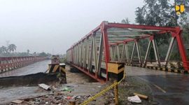 Sebuah jembatan baja terlihat terputus setelah bagian opritnya hanyut akibat banjir yang melanda wilayah Sumatera.