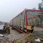 Sebuah jembatan baja terlihat terputus setelah bagian opritnya hanyut akibat banjir yang melanda wilayah Sumatera.