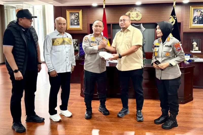 eorang legislator menyerahkan bantuan secara simbolis kepada Kapolda Sumbar yang disaksikan pejabat Polda dan sejumlah pendamping.