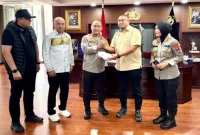 eorang legislator menyerahkan bantuan secara simbolis kepada Kapolda Sumbar yang disaksikan pejabat Polda dan sejumlah pendamping.