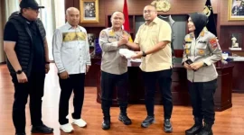 eorang legislator menyerahkan bantuan secara simbolis kepada Kapolda Sumbar yang disaksikan pejabat Polda dan sejumlah pendamping.
