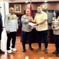 eorang legislator menyerahkan bantuan secara simbolis kepada Kapolda Sumbar yang disaksikan pejabat Polda dan sejumlah pendamping.