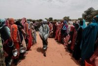 Pengungsi Sudan terlihat melintasi kamp darurat di perbatasan Chad setelah melarikan diri dari pertempuran dan kekerasan yang meningkat di Darfur dan Kordofan.