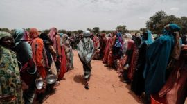 Pengungsi Sudan terlihat melintasi kamp darurat di perbatasan Chad setelah melarikan diri dari pertempuran dan kekerasan yang meningkat di Darfur dan Kordofan.