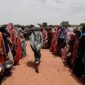 Pengungsi Sudan terlihat melintasi kamp darurat di perbatasan Chad setelah melarikan diri dari pertempuran dan kekerasan yang meningkat di Darfur dan Kordofan.