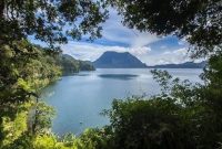 Panorama Danau Gunung Tujuh yang dikelilingi tujuh gunung di TNKS, Jambi