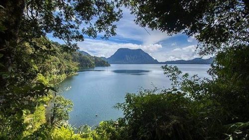 Panorama Danau Gunung Tujuh yang dikelilingi tujuh gunung di TNKS, Jambi