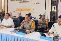 Petugas Brimob Polda Metro Jaya menjinakkan bom di masjid SMAN 72 Kelapa Gading, Jakarta Utara, pasca ledakan pada Selasa (11/11/2025).