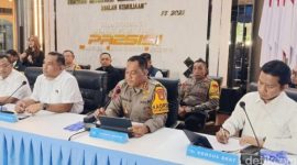 Petugas Brimob Polda Metro Jaya menjinakkan bom di masjid SMAN 72 Kelapa Gading, Jakarta Utara, pasca ledakan pada Selasa (11/11/2025).