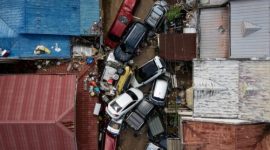 Warga melintasi jalan yang tergenang banjir di Provinsi Cebu, Filipina, setelah Topan Kalmaegi atau Tino menerjang wilayah tersebut. (Foto: AFP/Reuters)