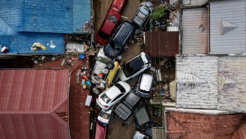 Warga melintasi jalan yang tergenang banjir di Provinsi Cebu, Filipina, setelah Topan Kalmaegi atau Tino menerjang wilayah tersebut. (Foto: AFP/Reuters)