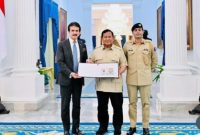 Dubes Pakistan Zahid Hafeez Chaudhri berbincang dengan Presiden Prabowo Subianto di Istana Merdeka, Jakarta, membahas dukungan Pakistan untuk program Makan Bergizi Gratis.