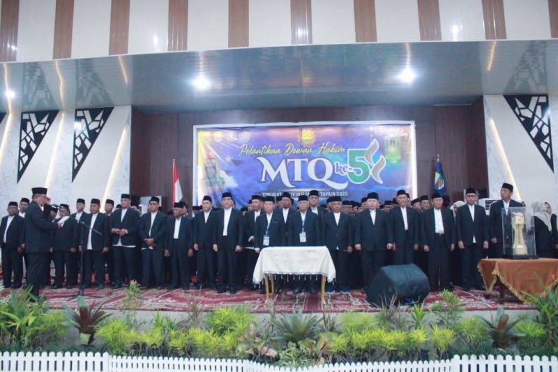 Wakil Gubernur Jambi Abdullah Sani melantik Dewan Hakim MTQ ke-54 Provinsi Jambi di Aula Utama Kantor Bupati Muaro Jambi. (Foto Humas Diskominfo)