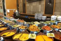 Seporsi Nasi Kapau autentik disajikan dengan tampilan modern di salah satu restoran favorit Jakarta.