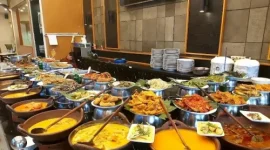 Seporsi Nasi Kapau autentik disajikan dengan tampilan modern di salah satu restoran favorit Jakarta.