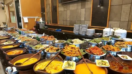 Seporsi Nasi Kapau autentik disajikan dengan tampilan modern di salah satu restoran favorit Jakarta.