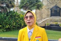 Seorang politisi Partai Golkar memberikan tanggapan mengenai rencana pembangunan 300 ribu jembatan dan revitalisasi sekolah dalam sebuah wawancara di area terbuka.