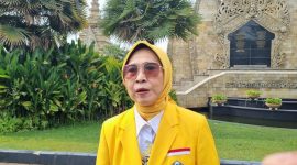 Seorang politisi Partai Golkar memberikan tanggapan mengenai rencana pembangunan 300 ribu jembatan dan revitalisasi sekolah dalam sebuah wawancara di area terbuka.