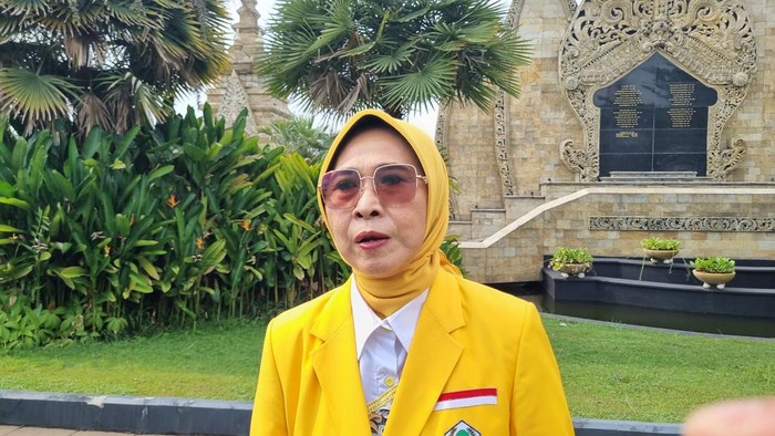 Seorang politisi Partai Golkar memberikan tanggapan mengenai rencana pembangunan 300 ribu jembatan dan revitalisasi sekolah dalam sebuah wawancara di area terbuka.