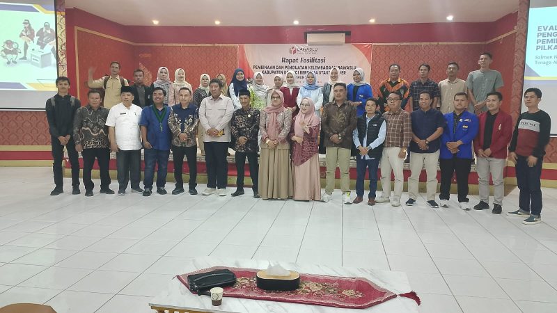 Bawaslu Kerinci bersama peserta rapat fasilitasi di Aula Hotel Mahkota.