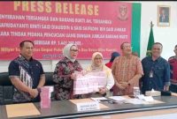 Kejari Jambi menerima pelimpahan dua tersangka dan barang bukti Rp1,44 miliar dari Polda Jambi dalam kasus TPPU jaringan narkotika asal Malaysia, Jumat (31/10/2025).