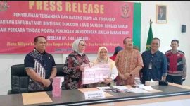 Kejari Jambi menerima pelimpahan dua tersangka dan barang bukti Rp1,44 miliar dari Polda Jambi dalam kasus TPPU jaringan narkotika asal Malaysia, Jumat (31/10/2025).
