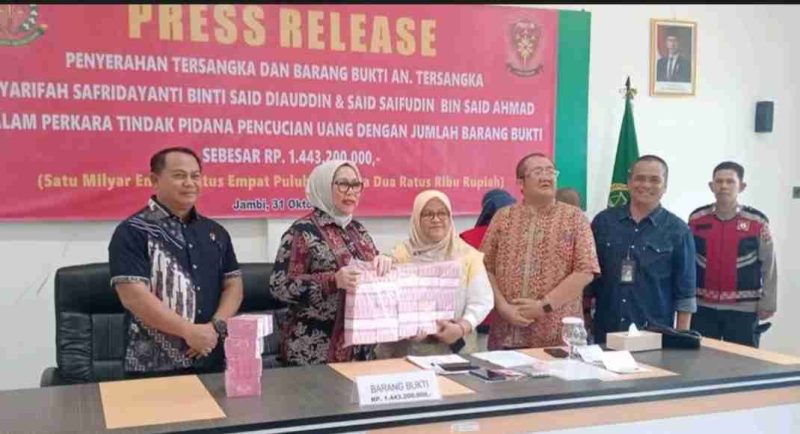 Kejari Jambi menerima pelimpahan dua tersangka dan barang bukti Rp1,44 miliar dari Polda Jambi dalam kasus TPPU jaringan narkotika asal Malaysia, Jumat (31/10/2025).