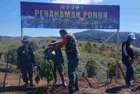 Dansatgas TMMD Letkol Eko Budiarto dan Wali Kota Alfin menanam pohon di RKE.