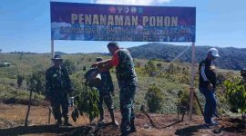 Dansatgas TMMD Letkol Eko Budiarto dan Wali Kota Alfin menanam pohon di RKE.