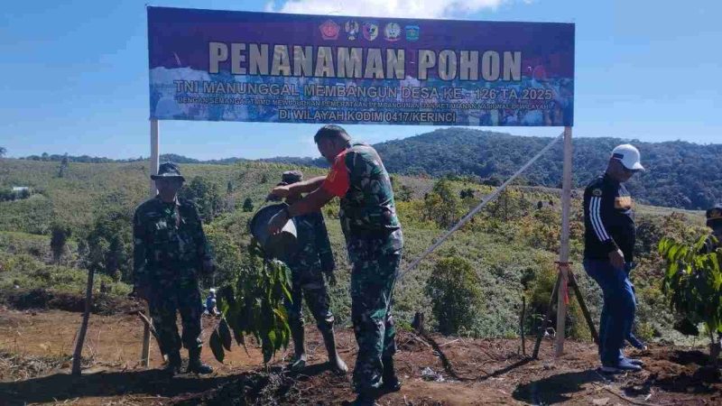 Dansatgas TMMD Letkol Eko Budiarto dan Wali Kota Alfin menanam pohon di RKE.