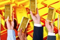Memegang emas batangan yang menggambarkan tren kenaikan harga emas. ( Foto: Aristya Rahadian)